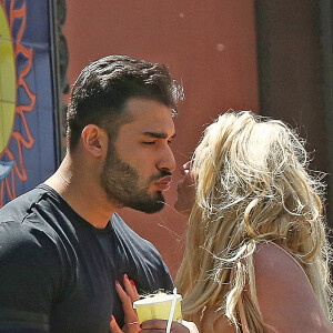 Britney Spears et son compagnon Sam Asghari sortent de leur dîner romantique au restaurant mexicain Sol Y Luna dans le quartier Tarzana à Los Angeles, Californie, Etats-Unis, le 7 mai 2018. 