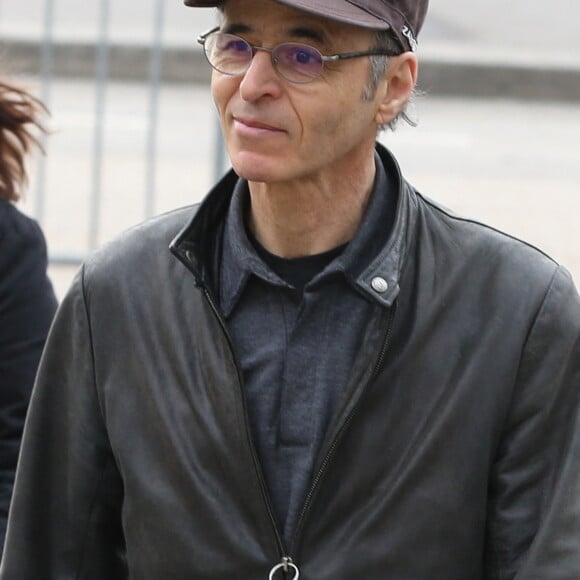 Jean-Jacques Goldman lors des obsèques de Véronique Colucci au cimetière communal de Montrouge, le 12 avril 2018.