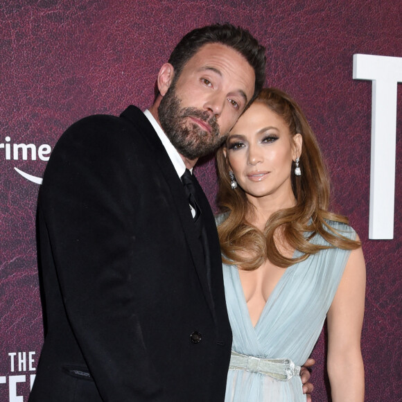 Ben Affleck et Jennifer Lopez assistent à l'avant-première du film "The Tender Bar" au TCL Chinese Theatre à Los Angeles.