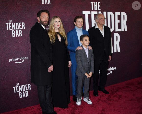 Ben Affleck, Lily Rabe, Tye Sheridan, Daniel Ranieri et Christopher Lloyd assistent à l'avant-première du film "The Tender Bar" au TCL Chinese Theatre. Los Angeles, le 12 décembre 2021.
