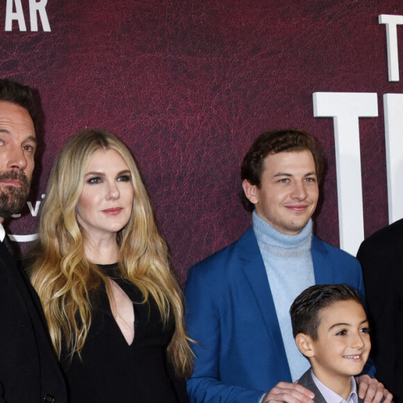 Ben Affleck, Lily Rabe, Tye Sheridan, Daniel Ranieri et Christopher Lloyd assistent à l'avant-première du film "The Tender Bar" au TCL Chinese Theatre. Los Angeles, le 12 décembre 2021.