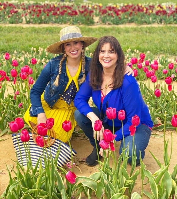 Jazmin Grace Grimaldi (la fille du prince Albert de Monaco) pose avec sa mère Tamara Rotolo sur Instagram, le 9 mai 2021.