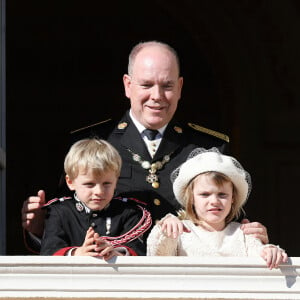 Le prince Albert II de Monaco et ses enfants, le prince héréditaire Jacques de Monaco et sa soeur la princesse Gabriella de Monaco - La famille princière de Monaco apparaît au balcon du palais lors de la fête nationale de Monaco, le 19 novembre 2021. © Bebert-Jacovides/Bestimage