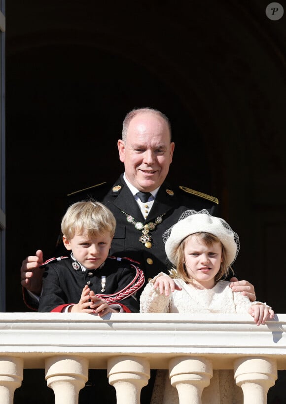 Le prince Albert II de Monaco et ses enfants, le prince héréditaire Jacques de Monaco et sa soeur la princesse Gabriella de Monaco - La famille princière de Monaco apparaît au balcon du palais lors de la fête nationale de Monaco, le 19 novembre 2021. © Bebert-Jacovides/Bestimage