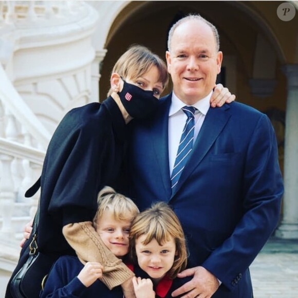 Charlene de Monaco avec son époux le prince Albert de Monaco et leurs enfants Jacques et Gabriella lors de son retour à Monaco.