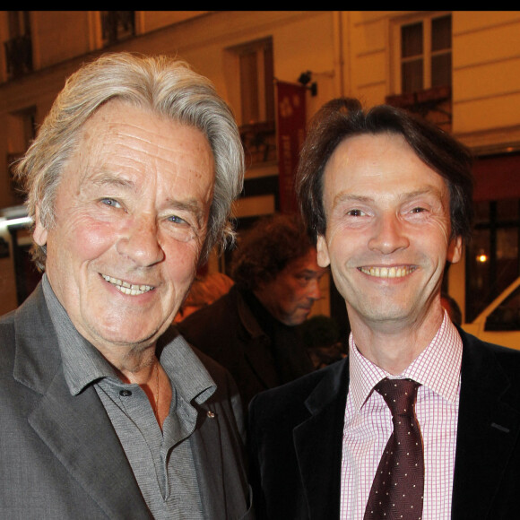 Alain Delon et Bruno Finck au Théâtre des Bouffes Parisiens pour la projection du film "Anna" en hommage à Jean-Claude Brialy, en 2010.