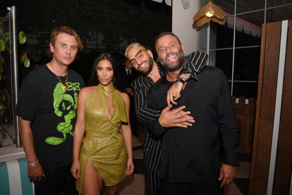Jonathan Cheban, Kim Kardashian, Maluma et David Grutman à l'inauguration de l'hôtel The Goodtime à Miami. Le 16 avril 2021.