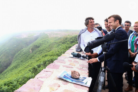 Le préfet des Côtes-d'Armor Yves Le Breton, le ministre de l'Europe et des Affaires Etrangères Jean-Yves Le Drian, le préfet de Bretagne, préfet d'Ille-et-Vilaine, préfet de la zone de défense et de sécurité Ouest Christophe Mirmand, le président de la République française Emmanuel Macron, le ministre de la Transition Ecologique et Solidaire Nicolas Hulot et la maire de Plévenon Claudine Belliard - Le président de la République s'est rendu en cap Fréhel (Côtes-d'Armor), France, le 20 juin 2018