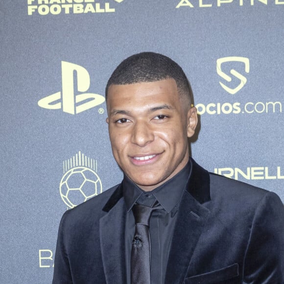 Kylian Mbappé - Photocall de la cérémonie du Ballon d'Or 2021 au Théâtre du Châtelet le 29 novembre 2021. © Cyril Moreau/Bestimage