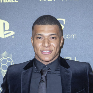 Kylian Mbappé - Photocall de la cérémonie du Ballon d'Or 2021 au Théâtre du Châtelet le 29 novembre 2021. © Cyril Moreau/Bestimage