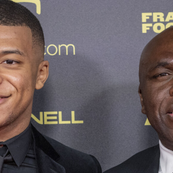 Kylian Mbappé et son père Wilfried Mbappé - Photocall de la cérémonie du Ballon d'Or 2021 au Théâtre du Châtelet le 29 novembre 2021. © Cyril Moreau/Bestimage