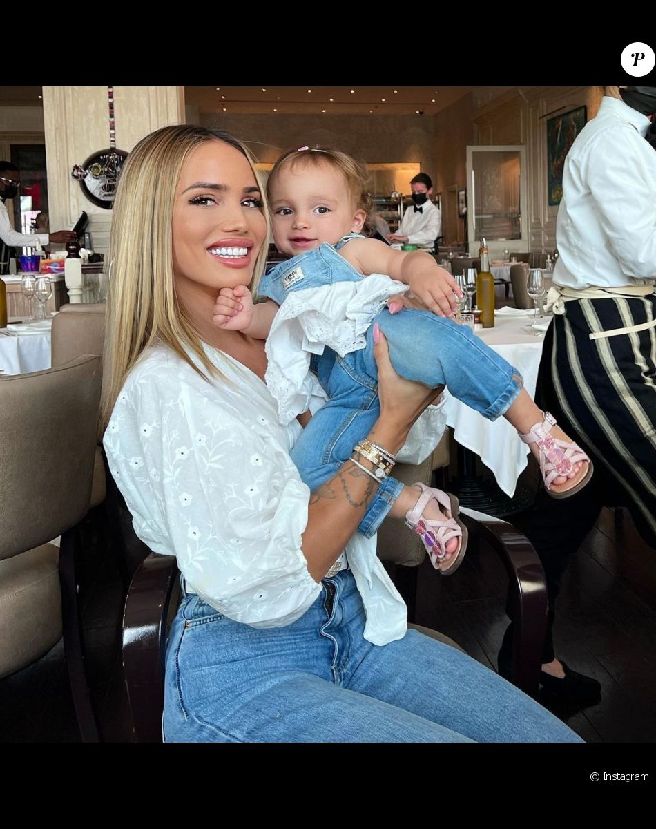 Manon Marsault avec sa fille Angelina, décembre 2021