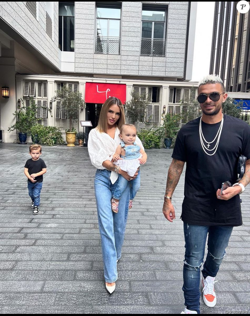 Manon Marsault et Julien Tanti avec leurs enfants Angelina et Tiago