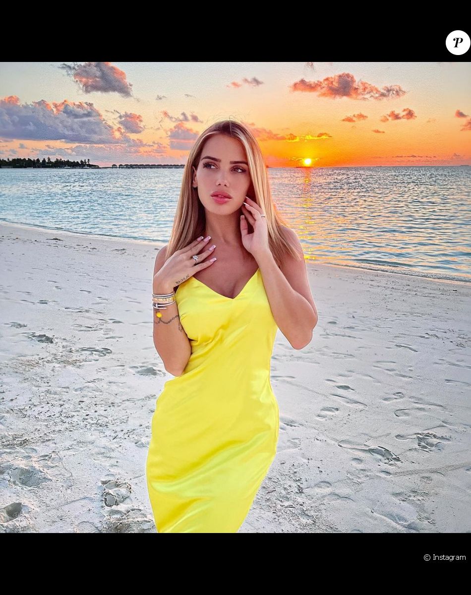 Manon Marsault radieuse à la plage