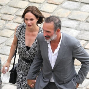 Jean Dujardin et sa femme Nathalie Péchalat lors de la cérémonie d'hommage national à Jean-Paul Belmondo à l'Hôtel des Invalides à Paris, France, le 9 septembre 2021. © Dominique Jacovides/Bestimage