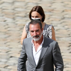 Jean Dujardin et sa femme Nathalie Péchalat lors de la cérémonie d'hommage national à Jean-Paul Belmondo à l'Hôtel des Invalides à Paris, France, le 9 septembre 2021. © Dominique Jacovides/Bestimage