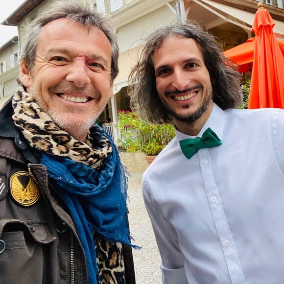 Jean-Luc Reichmann pose aux côtés de Xavier (ancien candidat des 12 coups de midi) le jour de son mariage le 18 juillet 2020.