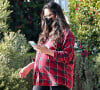 Olivia Munn, enceinte, se promène à Los Angeles, le 20 novembre 2021. 