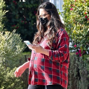 Olivia Munn, enceinte, se promène à Los Angeles, le 20 novembre 2021. 