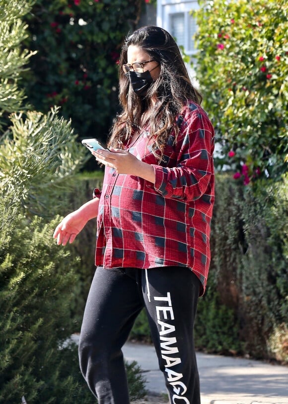 Olivia Munn, enceinte, se promène à Los Angeles, le 20 novembre 2021. 