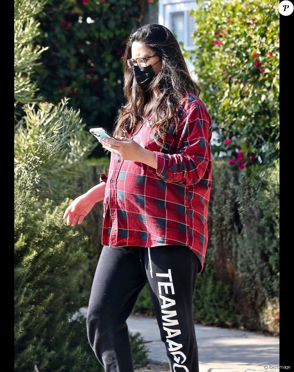 Olivia Munn, enceinte, se promène à Los Angeles, le 20 novembre 2021.