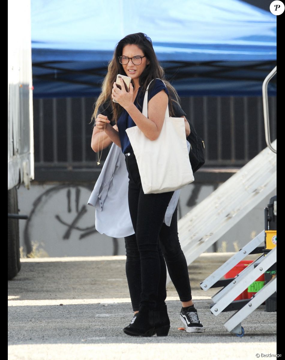 Olivia Munn sur le tournage du film "Violet" à Los Angeles, le 18 août 2019. L'actrice joue le rôle d'une productrice qu suit les conseils d'une voix dans sa tête... (voix incarnée par J. Theroux). I