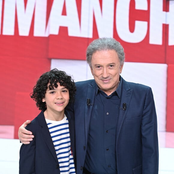 Michel Drucker et Enzo (Eurovision junior) - Enregistrement de l'émission "Vivement Dimanche prochain" au studio Gabriel, le 28/11/2021. © Guillaume Gaffiot/Bestimage 