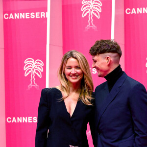 Virginie Efira et son compagnon Niels Schneider durant la seconde soirée du 4eme Canneseries au Palais des Festivals à Cannes, le 9 octobre 2021. © Bruno Bebert / Bestimage 