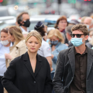 Virginie Efira et son compagnon Niels Schneider arrivent à l'hommage à Guy Bedos en l'église de Saint-Germain-des-Prés à Paris le 4 juin 2020.