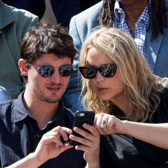 Virginie Efira et son compagnon Niels Schneider dans les tribunes des internationaux de France de tennis de Roland Garros à Paris, France, le 8 juin 2019. © Jacovides / Moreau/Bestimage