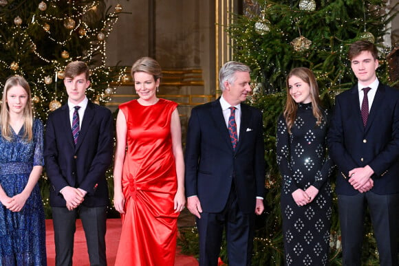 La princesse Eleonore, le prince Emmanuel, la reine Mathilde, le roi Philippe de Belgique, la princesse Elisabeth et le prince Gabriel lors du concert de Noël 2021 à Bruxelles le 21 décembre 2021. 
