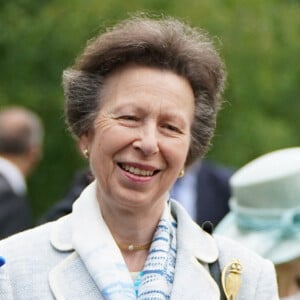 La reine Elisabeth II d'Angleterre et sa fille, la princesse Anne visitent l'association "Children's Wood Project" à Glasgow, le 30 juin 2021.