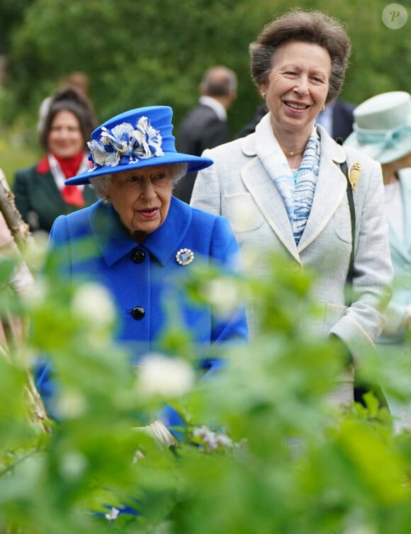La reine Elisabeth II d'Angleterre et sa fille, la princesse Anne visitent l'association "Children's Wood Project" à Glasgow, le 30 juin 2021.