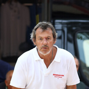 Jean-Luc Reichmann lors du trophée de pétanque "Sénéquier 209" sur la place des Lices à Saint-Tropez, Côte d'Azur, France, le 22 août 2019.