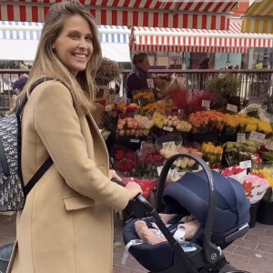 Ophélie Meunier et sa fille Valentine se promènent à Cours Saleya, à Nice. Le 26 novembre 2021.