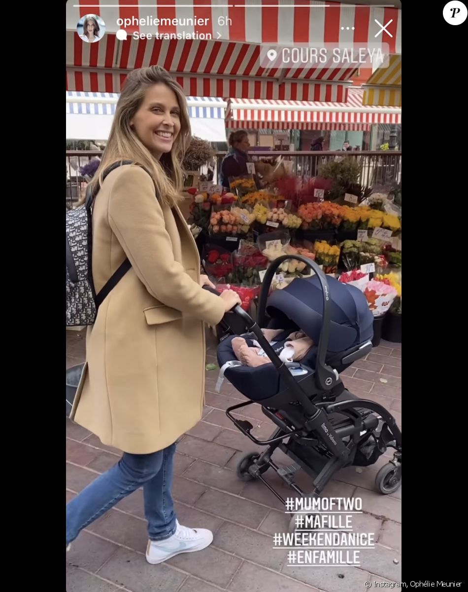 Ophélie Meunier et sa fille Valentine se promènent à Cours Saleya, à Nice. Le 26 novembre 2021.