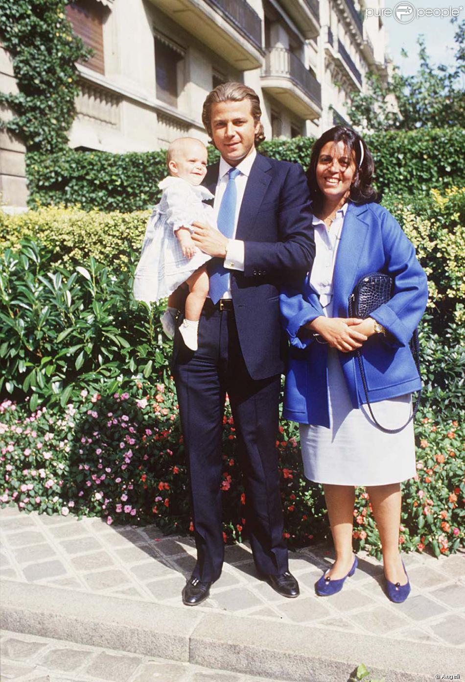 Athina Onassis dans les bras de ses parents Christina et ...