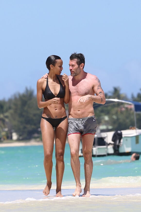 Exclusif – Sonia Rolland et son compagnon Jalil Lespert en vacances amoureuses au Royal Palm à l'île Maurice, le 12 février 2014.