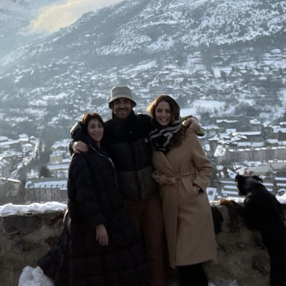 Camille Combal en vacances à la montagne avec sa femme Marie et sa mère - Instagram