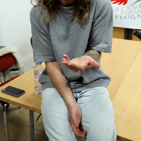 Exclusif - Julien Doré, après avoir lancé une tombola au profit des sinistrés de la tempête Alex qui a frappé les Alpes-Maritimes, fait un point presse au siège du Secours Populaire 06 à Nice le 23 novembre 2020. © Eric Ottino / Nice Matin / Bestimage