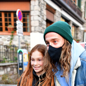 Exclusif - Le chanteur Julien Doré à la rencontre des sinistrés avec des bénévoles du Secours populaire dans la Vésubie suite au passage de la tempête Alex, à Saint-Martin-Vésubie, France, le 21 novembre 2020. © Bruno Bebert/Bestimage