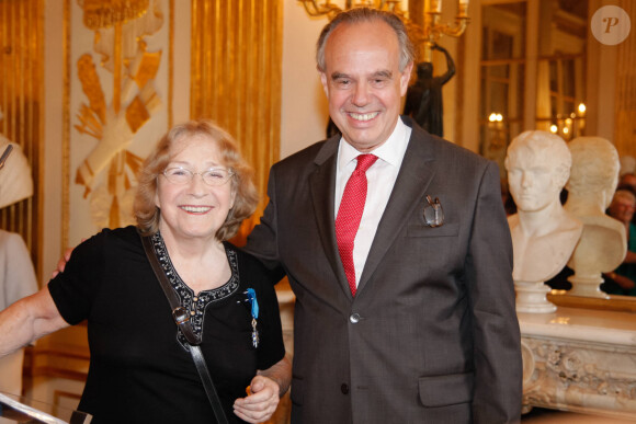 Sabine Weiss décorée par le ministre de la Culture, Frédéric Mitterrand, en 2010. Photo de Cyril Chateau/ABACAPRESS.COM