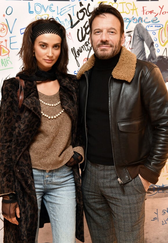 Exclusif - Samuel Le Bihan et sa nouvelle compagne Stefania Cristian - People lors de la présentation de la collection capsule de la maison Lanvin "Poetry in Motion", une nouvelle ligne jeune "surfer" , à la boutique Lanvin à Paris. Le 8 décembre 2021 © Veeren / Bestimage