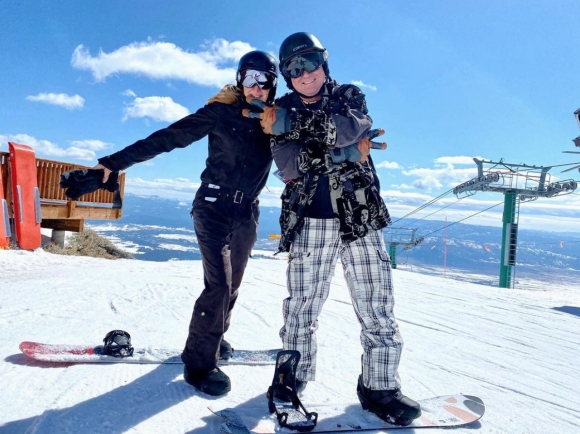 Andre Agassi et son épouse Steffi Graf au ski en mai 2021.