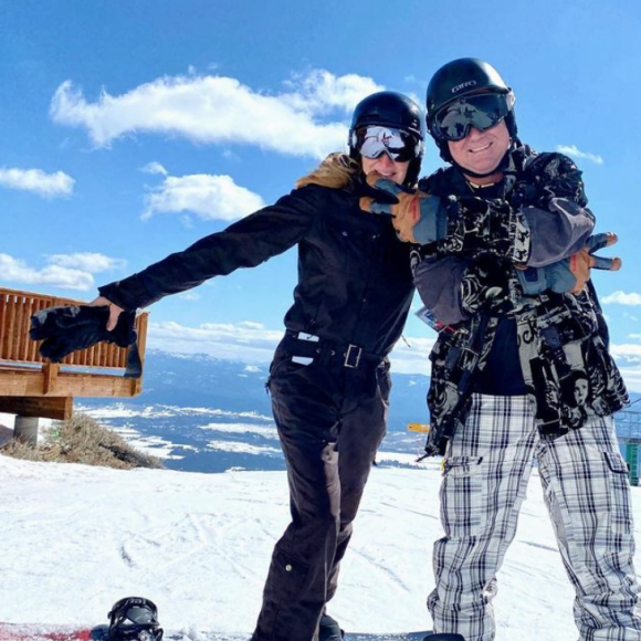 Andre Agassi et son épouse Steffi Graf au ski en mai 2021.