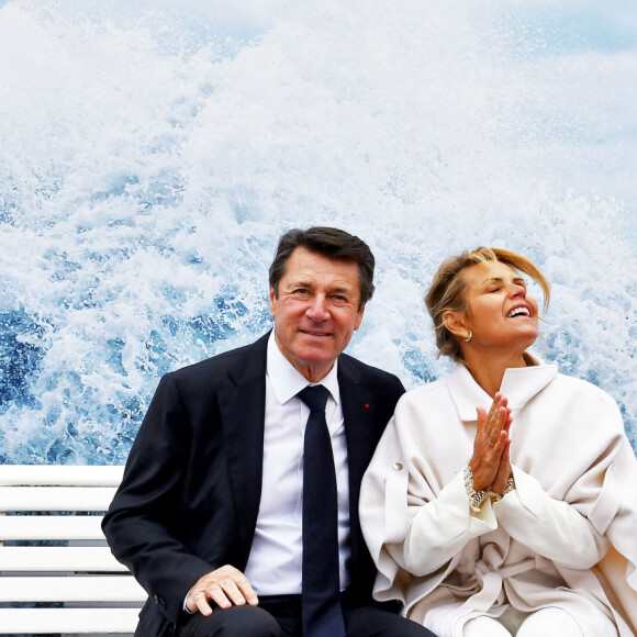 Exclusif - Christian Estrosi, le maire de Nice, et sa femme Laura Tenoudji Estrosi découvrent l'exposition "10 Vagues" du photographe Bruno Bébert sur la Promenade des Anglais. Nice, le 1er janvier 2022.