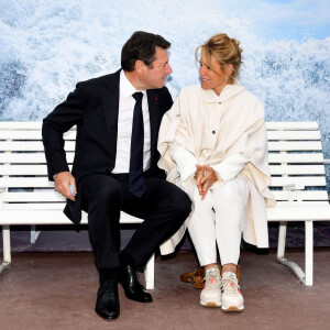 Exclusif - Christian Estrosi, le maire de Nice, et sa femme Laura Tenoudji Estrosi découvrent l'exposition "10 Vagues" du photographe Bruno Bébert sur la Promenade des Anglais.