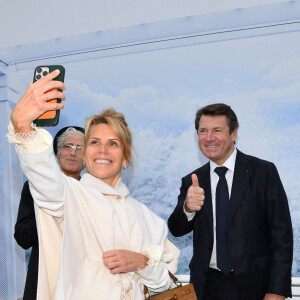 Exclusif - Christian Estrosi, le maire de Nice, et sa femme Laura Tenoudji Estrosi découvrent l'exposition "10 Vagues" du photographe Bruno Bébert sur la Promenade des Anglais. Nice, le 1er janvier 2022.