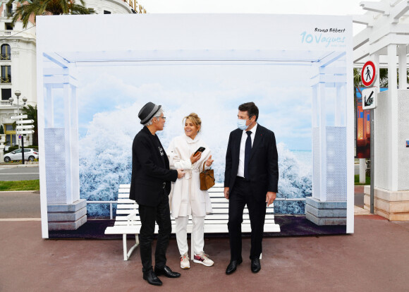 Exclusif - Bruno Bébert, Laura Tenoudji et son époux, le maire de Nice Christian Estrosi, découvrent l'exposition "10 Vagues" du photographe Bruno Bébert sur la Promenade des Anglais. Nice, le 1er janvier 2022.