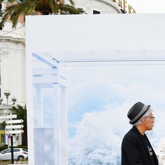 Exclusif - Bruno Bébert, Laura Tenoudji et son époux, le maire de Nice Christian Estrosi, découvrent l'exposition "10 Vagues" du photographe Bruno Bébert sur la Promenade des Anglais. Nice, le 1er janvier 2022.